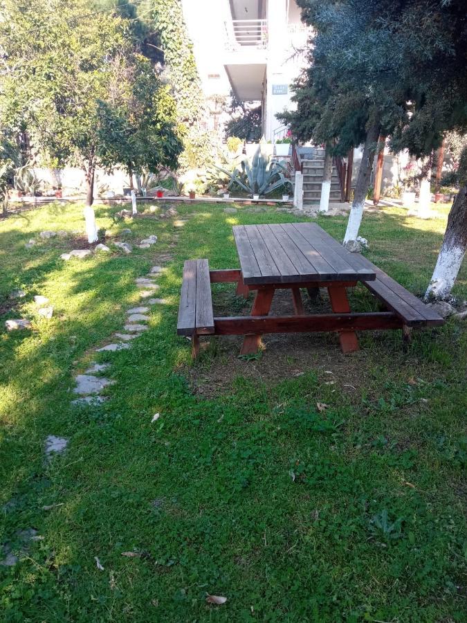 Sofia'S Garden Apartment Néa Péramos Bagian luar foto
